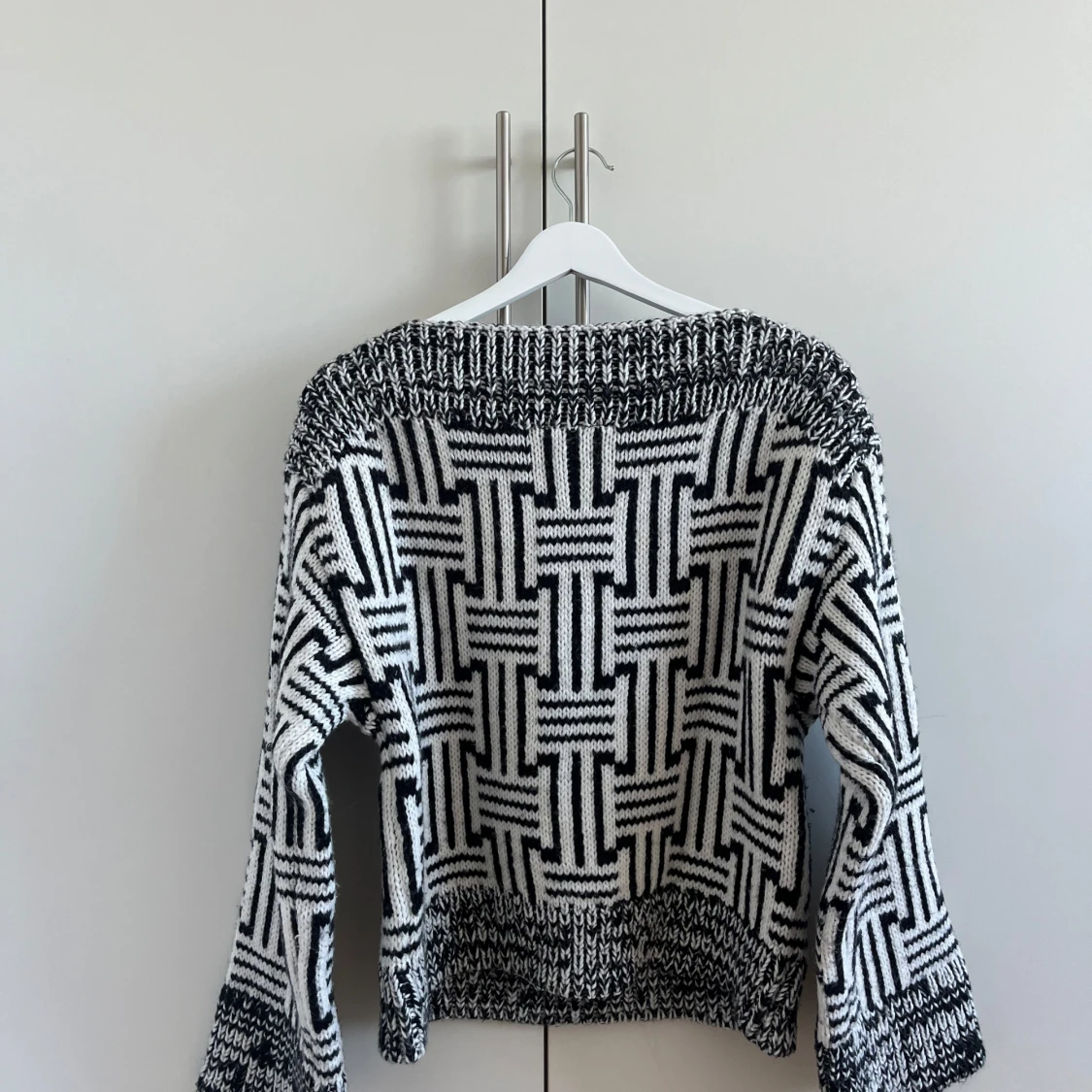 Svartvit stickad tröja med grafiskt mönster - 1
