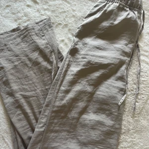 Beiga satinbyxor - Snygga satinbyxor i en beige/champagne färg i storlek XS från HM.