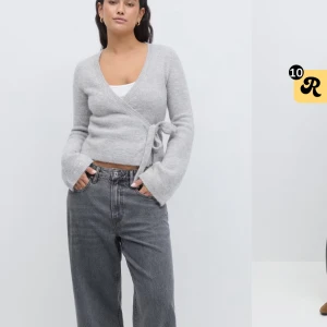 Ljusgrå omlottkofta med knyt - Supermjuk ljusgrå omlottkofta med knyt i sidan och v-ringad hals. Koftan har långa ärmar med lätt utsvängda muddar och är stickad i ett fluffigt material. Perfekt att slänga på sig för en chill och snygg look. Endast använd få tal gånger och slut såld i Xs på hemsidan.