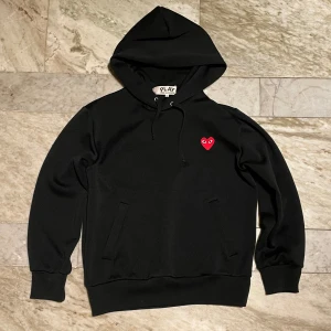 Cdg hoodie  - Svart Cdg hoodie! Storlek M passar även S! Nypris 2349kr! Mitt pris 899. Hör av dig om du har frågor! 