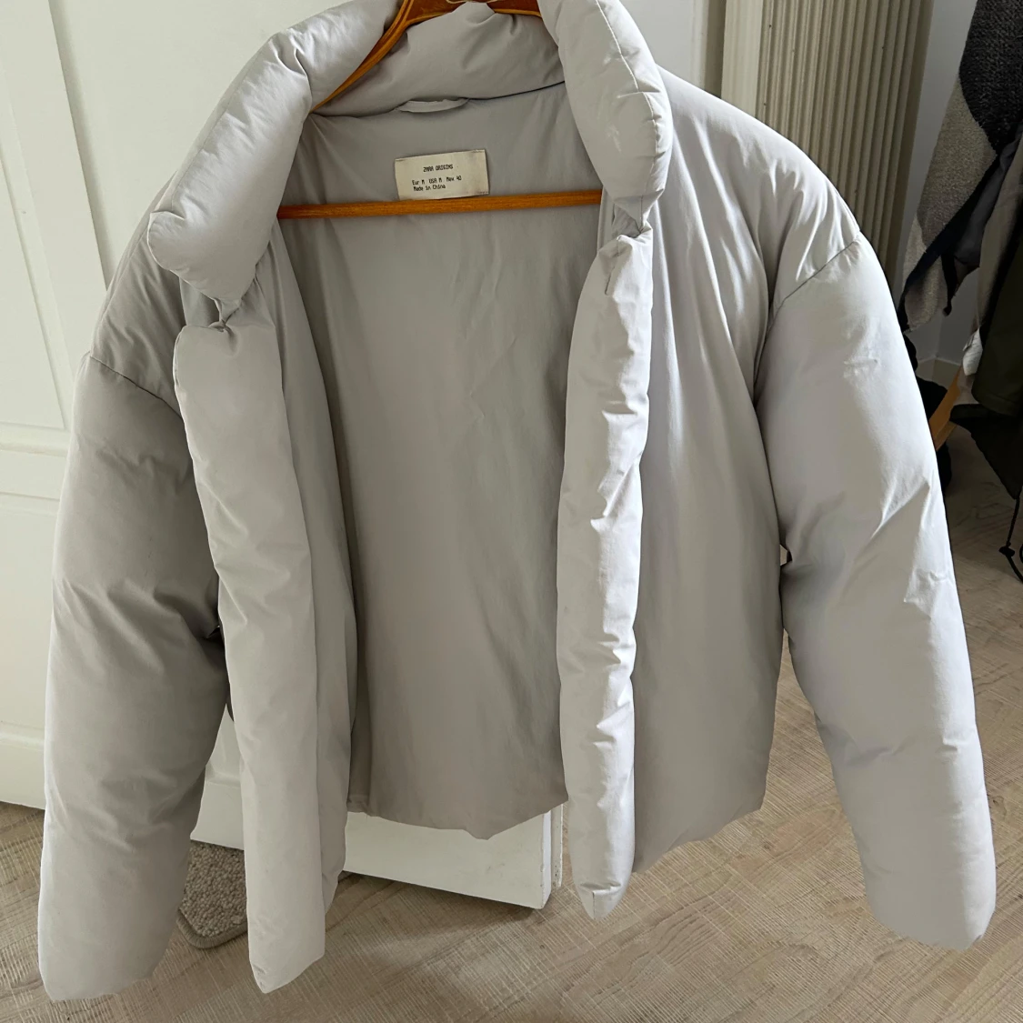 Ljusgrå pufferjacka från Zara Origins - 2