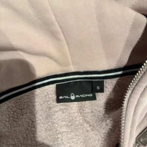 Ljusrosa sailracing zip - Tjena! Säljer en ljusrosa sailracing zip hoodie! Köpte den för ett bra tag sedan men den är i mycket gott skick och är i storlek S