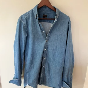 Rose and Born skjorta - Säljer en Rose & Born skjorta. Väldigt fin utan skador. Hör av er vid frågor 