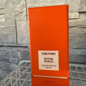 Tom Ford Bitter Peach 100ml EdP - Tom Ford Bitter Peach Eau de Parfum 100 ml. Flaskan är fyrkantig och i genomskinligt orange glas med en snygg, bred kork. Kommer i en lyxig orange kartong. Doften är känd för sina fruktiga och sensuella noter med en modern twist. Helt oanvänd då jag inte var nöjd med hur den luktade då jag ”blindköpte den”