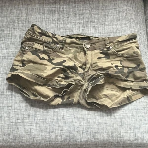 Vintage low waist camoflage shorts  - Super fina camoflage shorts som är väldigt lowwaisted,de har inga defekter💕 skriv för mått