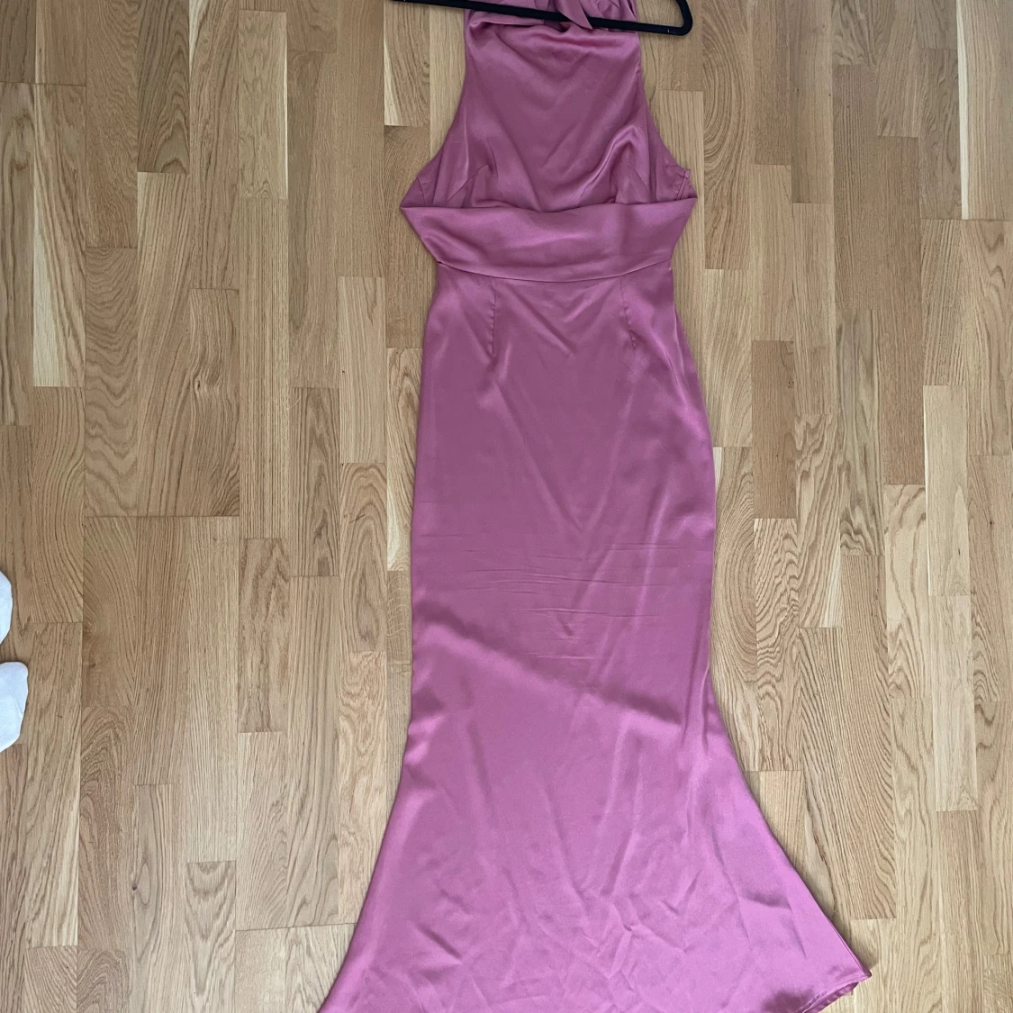 Backless halterneck balklänning  - 1