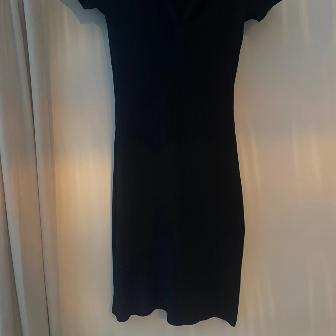 Svart ribbad kortklänning med krage - 1