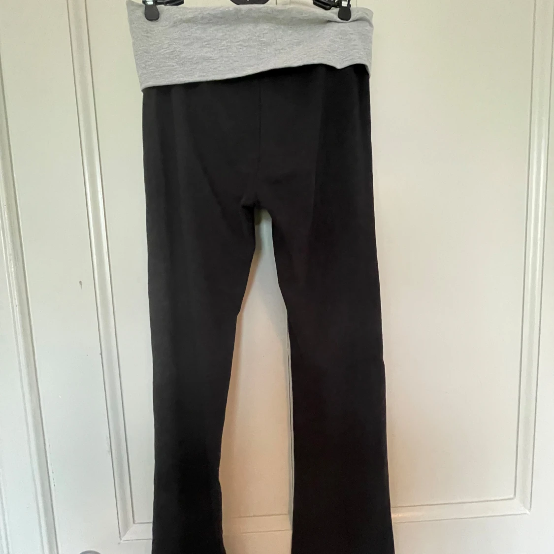 Svarta yoga pants med grå kant - 2