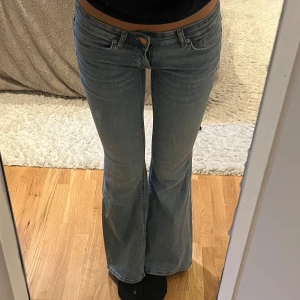 Ljusblå bootcut jeans låg midja - Snygga ljusblå jeans med låg midja. Jeansen har en lätt utsvängd passform nertill och sitter tajt upptill. Passar till allt, säljer då de har blivit för korta💓storlek 26/30