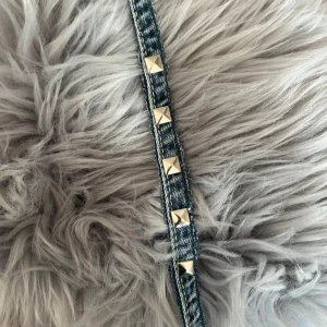 Jeansarmband med nitar - Snyggt valentino armband!