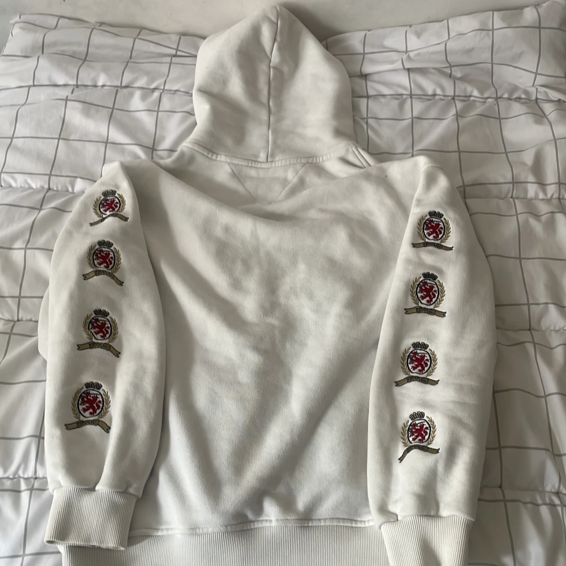 Vit hoodie Tommy Jeans med brodyr - 2