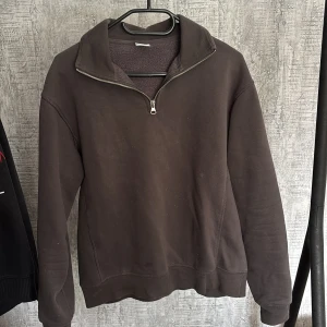 Zara 3/4 zip - En mörkgrå sweatshirt med krage från Zara i storlek S