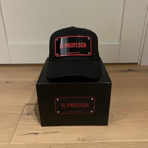 John Hatter keps - Säljer nu en svart El Proffesor John Hatter keps i fint skick. Box och påse till kepsen ingår. Köpt från John Hatters hemsida. Vid frågor eller funderingar tveka inte att höra av dig. Priset kan diskuteras!