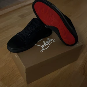 Mörkblåa Louboutin - Snygga par skor från Louboutin med den snygga röda sulan som är mycket inne nu bland ungdomar, dessa par skor är storlek 40 hör av vid några frågor! Pris kan diskuteras vid smidig affär 