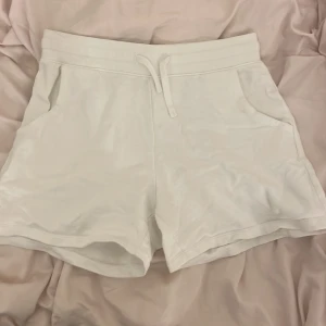 Mjukisshorts - Skitnice vita mjukisshorts som passar både killar o tjejer🌟