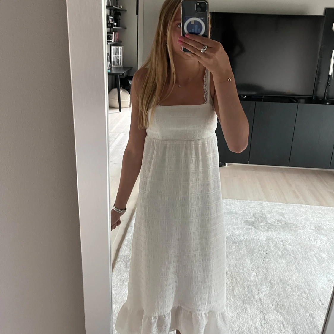 Vit långklänning med volangkant