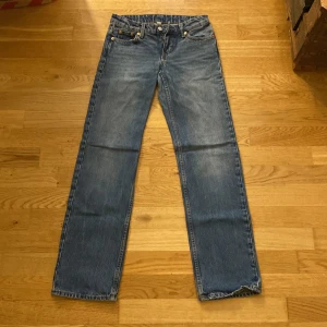 Weekday Arrow Low Straight Jeans blå - 💕Snygga blå jeans från Weekday i modellen Arrow Low Straight. De är i färgen Mine blue💕