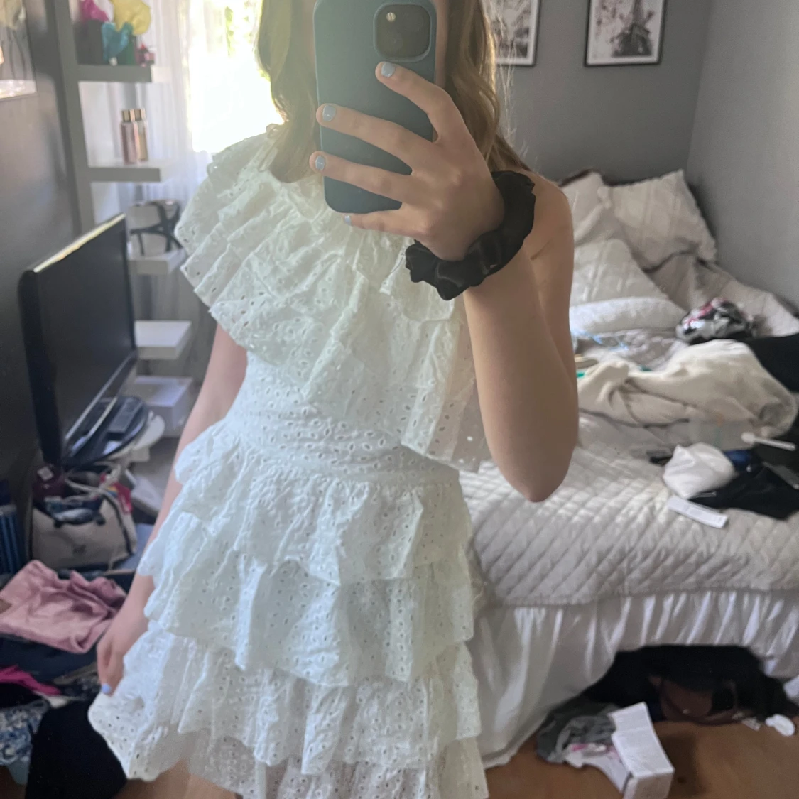 Vit klänning med volanger