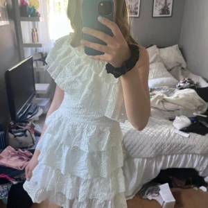 Vit klänning med volanger - Superfin vit offshoulder klänning med volanger och broderade detaljer!!💕💕