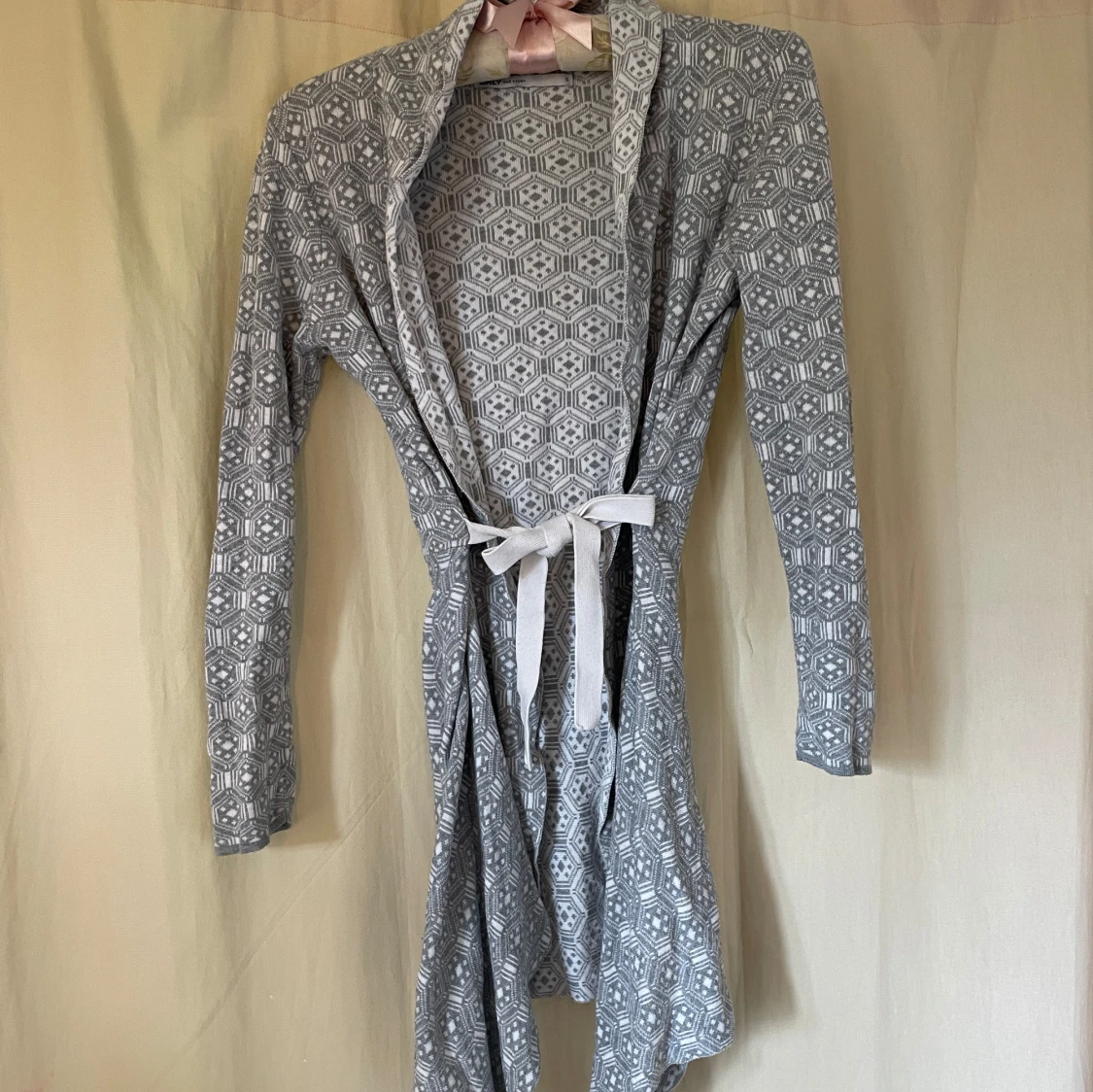 Gråmönstrad omlottkofta från ONLY