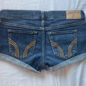 Blå jeansshorts från Hollister - Säljer ett par super snygga blåa jeansshorts från Hollister.💕Dem är som nya men är andvända ett fåtal gånger. Kontakta för frågor.