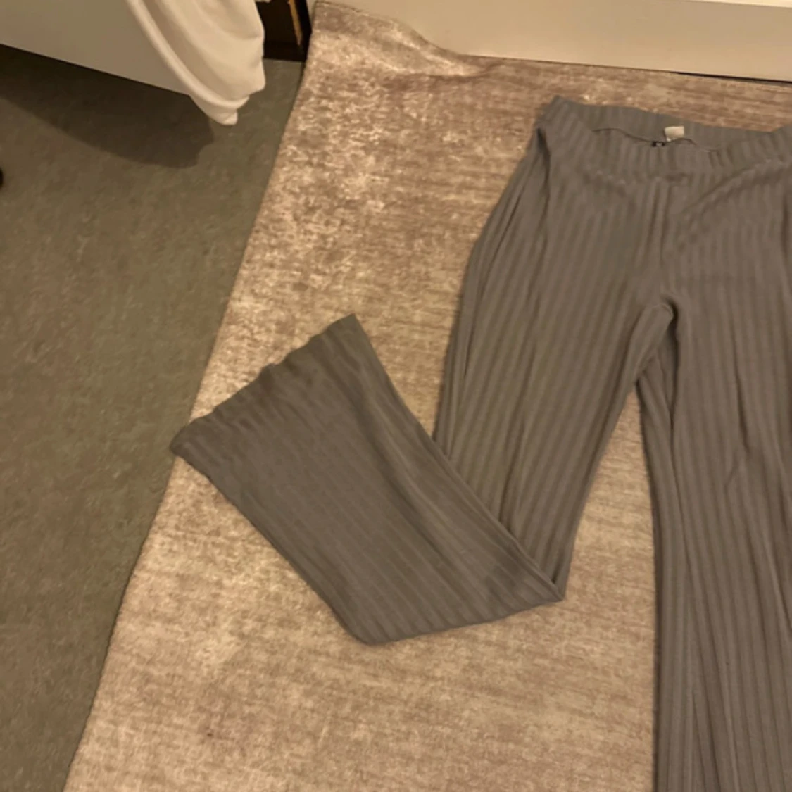 Grå ribbade bootcut byxor - 1