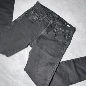 Replay anbass jeans 🌟 - Replay jeans 👖| Modell Anbass | mörkgrå färg  Väldigt bra skick, inga defekter ⭐️ | Storlek W28 L32 | sitter lite tightare än vanligt men är väldigt stretchiga | skriv vid minsta lilla fundering! ✍️