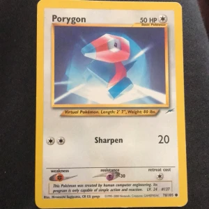 Porygon - Klassiskt Pokémonkort med Porygon! Perfekt för samlare och fans av retro Pokémon. Kortet har coolt 3D-inspirerat motiv och är från 2000. Ett måste för dig som vill utöka din samling med nostalgi och stil.