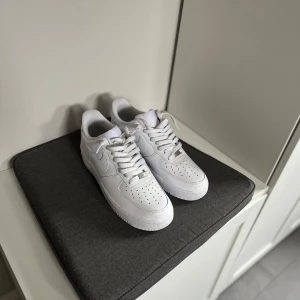 Air Force 1 - Helt nya skor aldrig använda liten skada på boxen men annars 10/10 finns att hämta i Bromma priset är argumenterbart.                                           OBS, FRAKTAS EJ