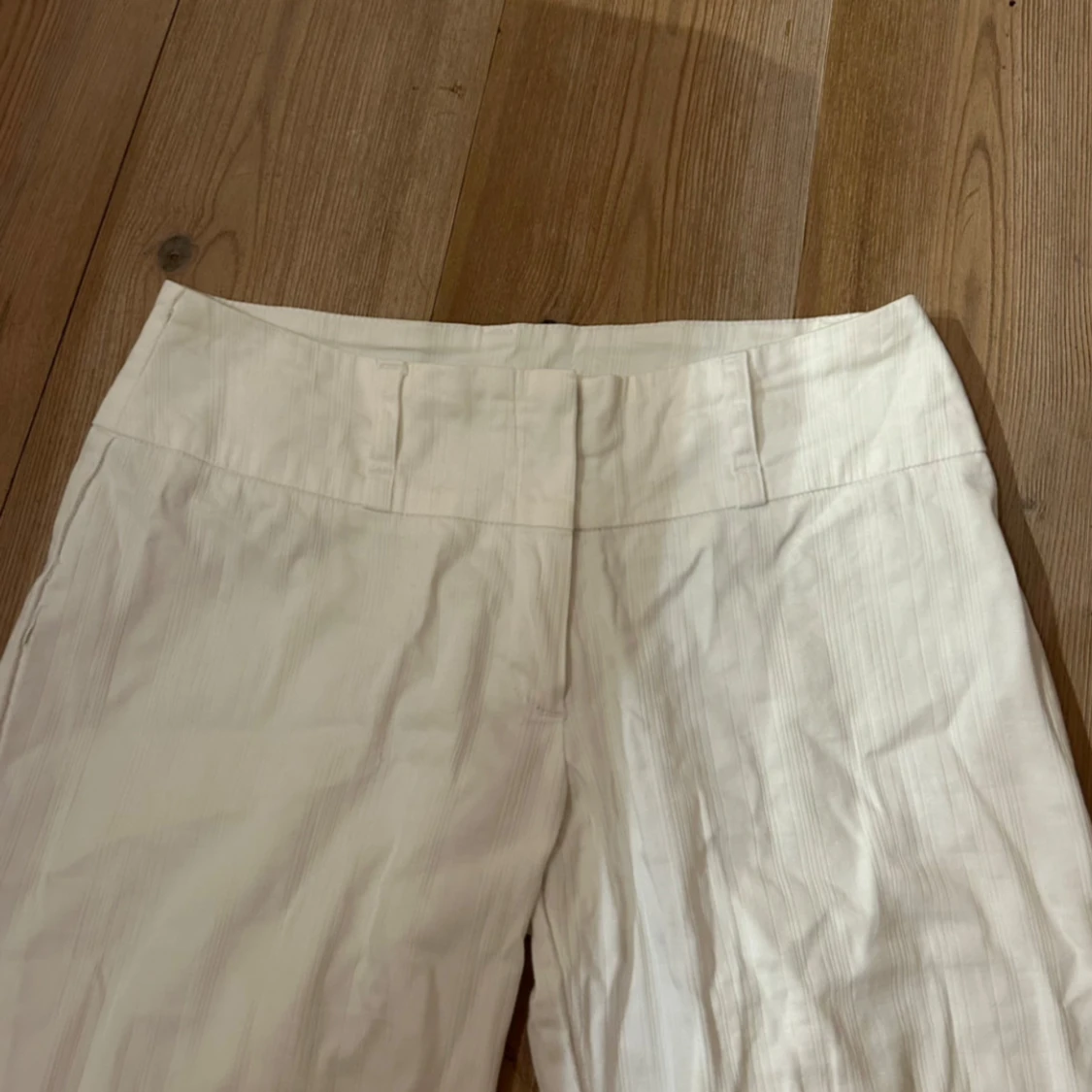 Vita kostymbyxor med diskreta ränder - 1