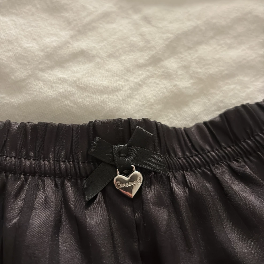 Svarta silkesinspirerade shorts med spets - 2