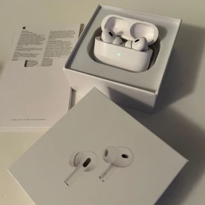 Trådlösa hörlurar - Säljer dessa bluetooth hörlurar som endast är använda ett par gånger och som fungerar perfekt. Kontaka mig gärna vid frågor eller intresse!