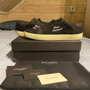 Svarta sneakers från Saint Laurent - Tja, säljer dessa tvär feta YSL skor pga de är en storlek för liten för mig. Skorna är köpta här på Plick och det kommer med låda och annat. Hör av dig vid frågor! Priset är inte hugget i sten. 