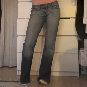 Lågmidjade only jeans - Lågmidjade jeans från märket  only i skitsnygg wash💗I storlek 32/38, vet inte riktigt vad det innebär men skulle säga storlek s💗skriv om ni har frågor, några sömmar har gått upp annars i bra skick