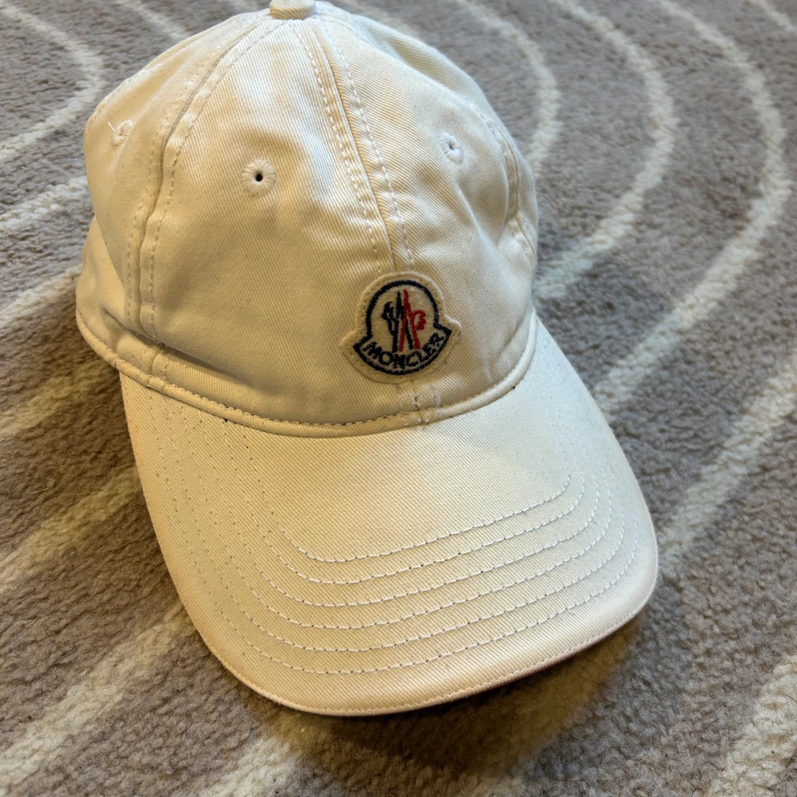 Vit keps från Moncler - 1