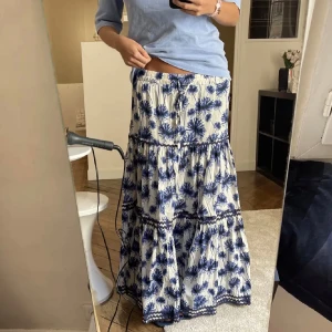 Blommig långkjol i blått och vitt - Skit snygg kjol som inte går att få tag på längre. Storlek M men passar allt ifrån S-L🥰