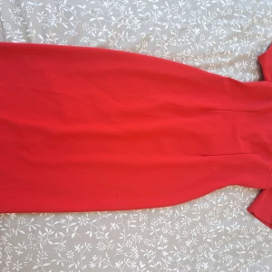 Röd klänning  - Röd knälång klänning från asos, fin att ha över axlarna, passar till sommaren. Saknar skärp 