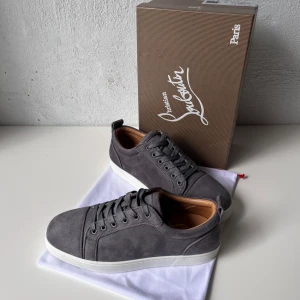 Gråa Christian Louboutin skor - Säljer ett par helt oanvända och snygga Christian Louboutin skor i grå färg. Skorna är i storlek 42 och i extremt bra skick eftersom de är helt oanvända. Original priset på dessa ligger på cirka 7600kr