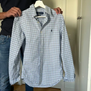 Polo Ralphlauren  - Riktigt snygg skjorta som tyvärr är för liten för mig, skulle säga att den bär på ett väldigt bra skick 