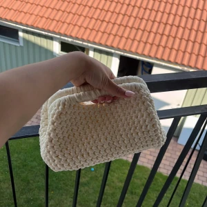Beige virkad clutch - En vit handgjord virkad clutch!❤️