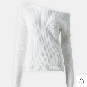Vit offshoulder stickad tröja - Snygg vit stickad tröja med offshoulder-design och lång ärm. Tröjan har en ribbad struktur och sitter skönt med en lite loose passform. Sparsamt använd❤️