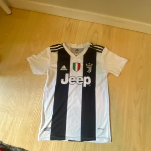 Juventus set Cristiano Ronaldo - Ett otroligt najs och luftigt sätt.Lite använda men är i gott skick. Inte autentisk vilket leder till ett så pass bra pris.