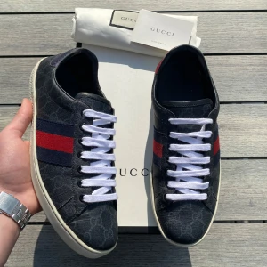 Gucci Ace - Riktigt feta och eftertraktade Gucci Ace skor! Nyskick, inga defekter! Allt og medföljer box, dustbag, kort, papper. Kontakta mig för fler frågor eller funderingar!