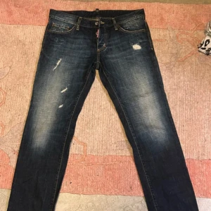 Dsquared2 jeans - Snygga blå jeans från Dsquared2 i herrstorlek 50.  Jeansen har använts sparsamt.                            Pris kan diskuteras!! Tveka inte att skriva!!