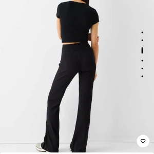 Utsvänga svarta byxor - Svarta ”mjukisbyxor” från Bershka i storlek XS. Helt nya med prislapp på och köpta i Bosnien i somras. Säljer då de inte passar mig tyvärr. Hör av er vid funderingar!🤗