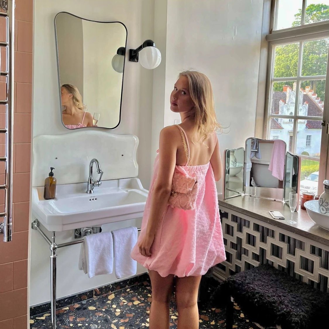 Ljusrosa kort klänning med rosett - 3