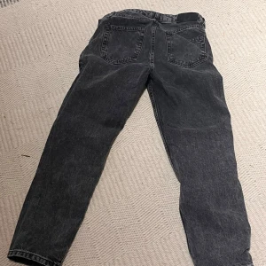 Mörka grunt jeans straight fit - Säljer ett par svarta jeans med tvättad look och raka ben. Klassisk femficksmodell med normal passform och midja. Perfekta till sneakers eller boots för en chill vibe.