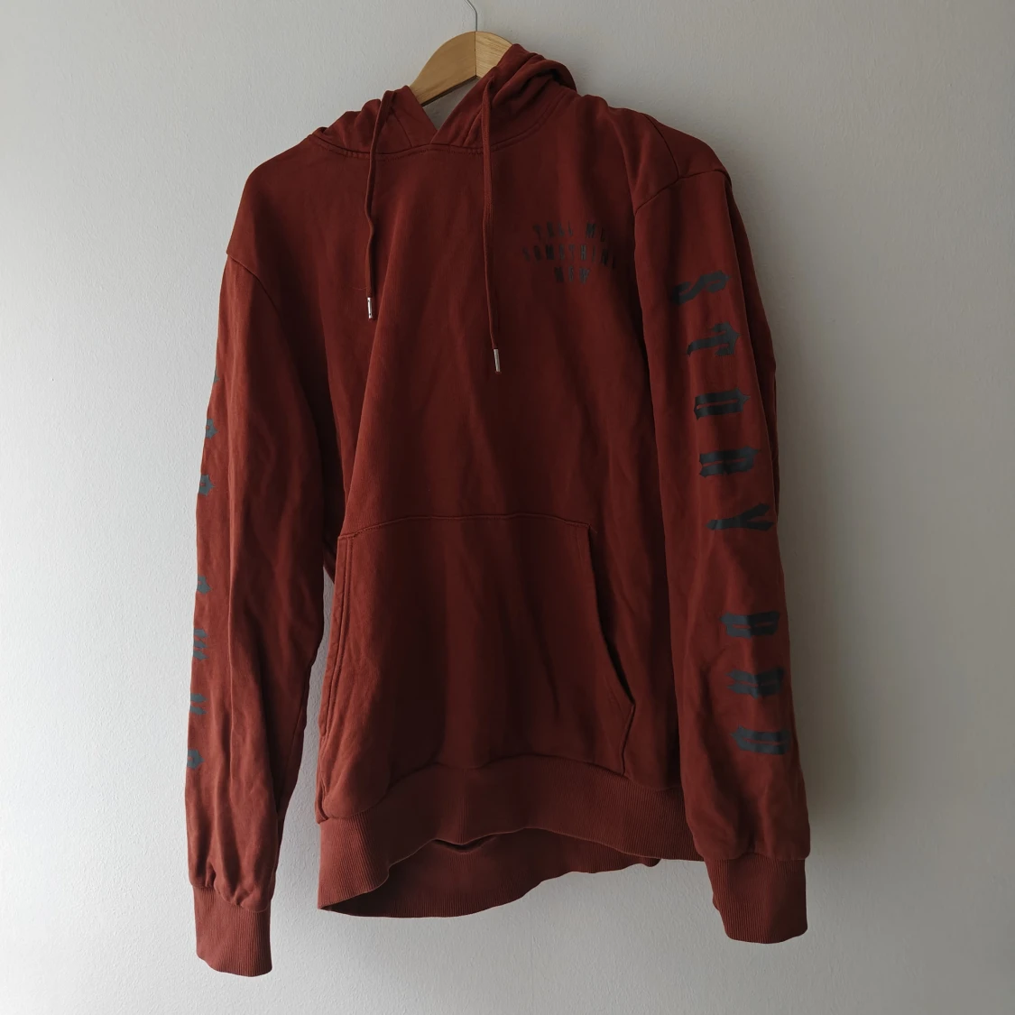 Vinröd hoodie med svart tryck