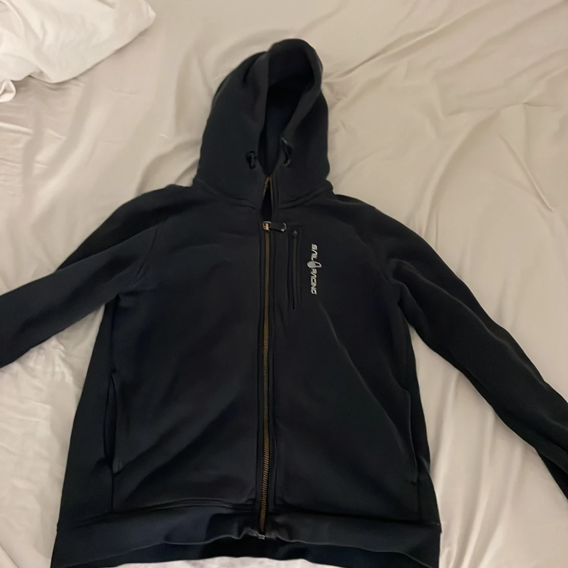 Svart Sail Racing vindjacka med huva