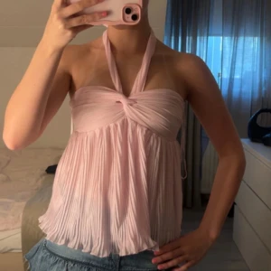 Rosa tiop - Rosa topp från ginatricot i storlek S, helt oanvänd med prislapp kvar. 